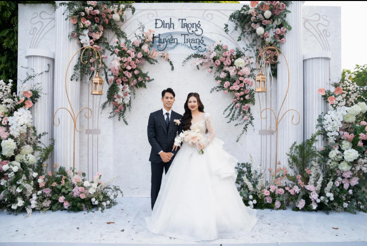 Cuối tháng 9 vừa qua, trung vệ Trần Đình Trọng chính thức cưới cô gái Lò Huyền Trang về làm vợ.