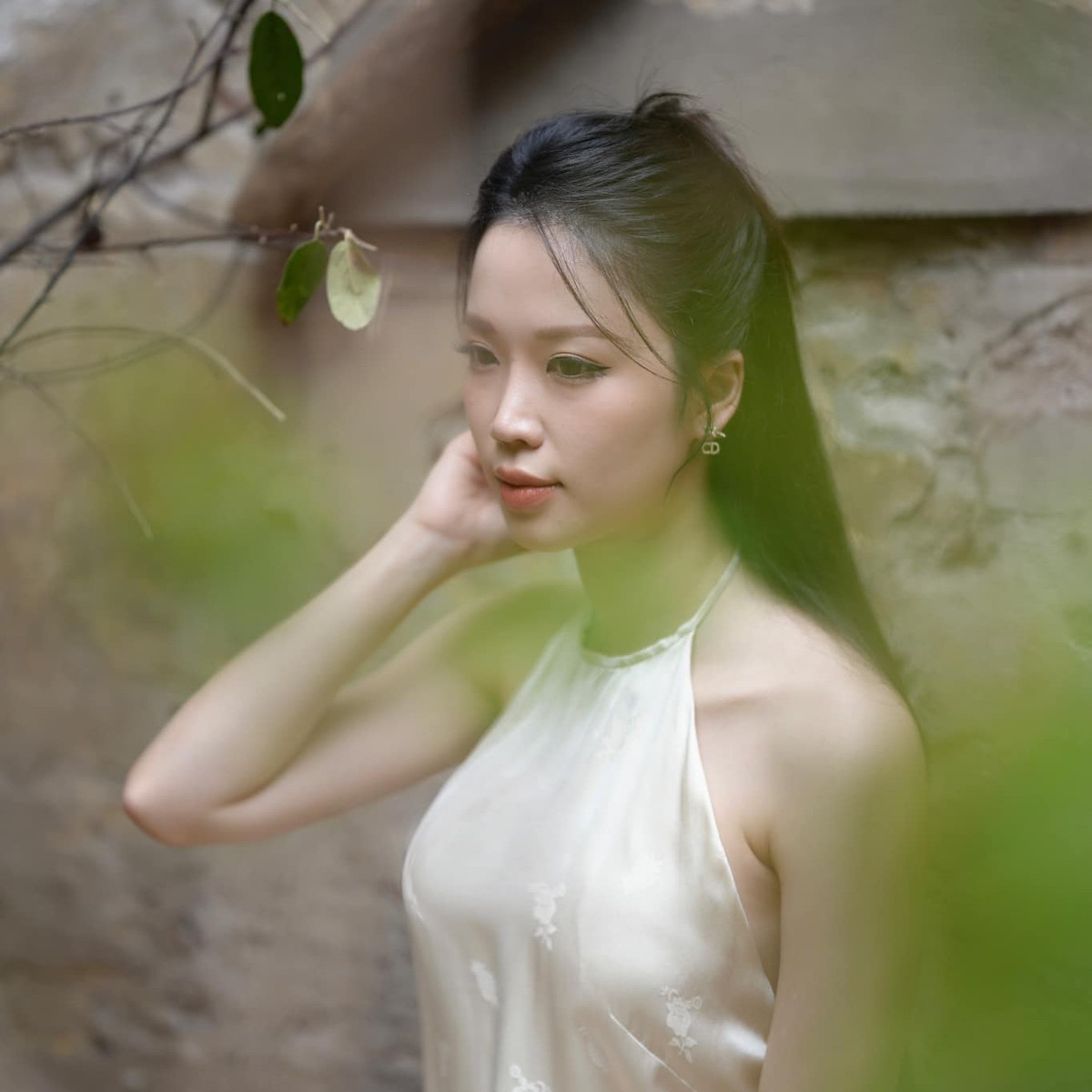 Khi không lên sóng, người đẹp 9X thường ăn mặc trẻ trung, thanh lịch, không kém phần gợi cảm. Ảnh: FBNV