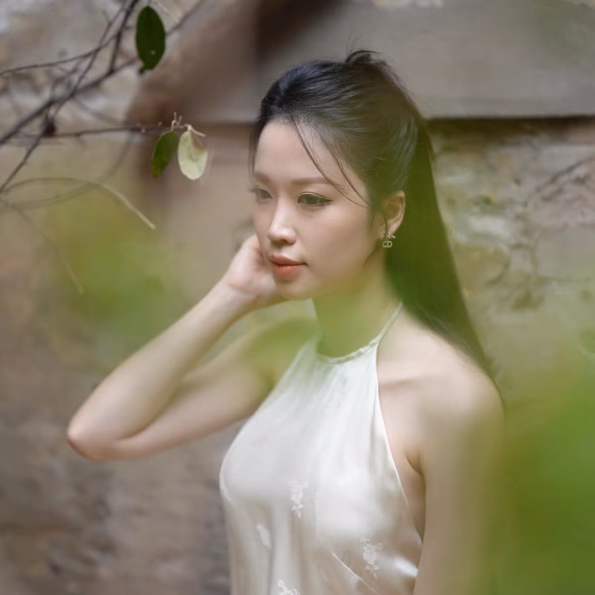 Khi không lên sóng, người đẹp 9X thường ăn mặc trẻ trung, thanh lịch, không kém phần gợi cảm. Ảnh: FBNV