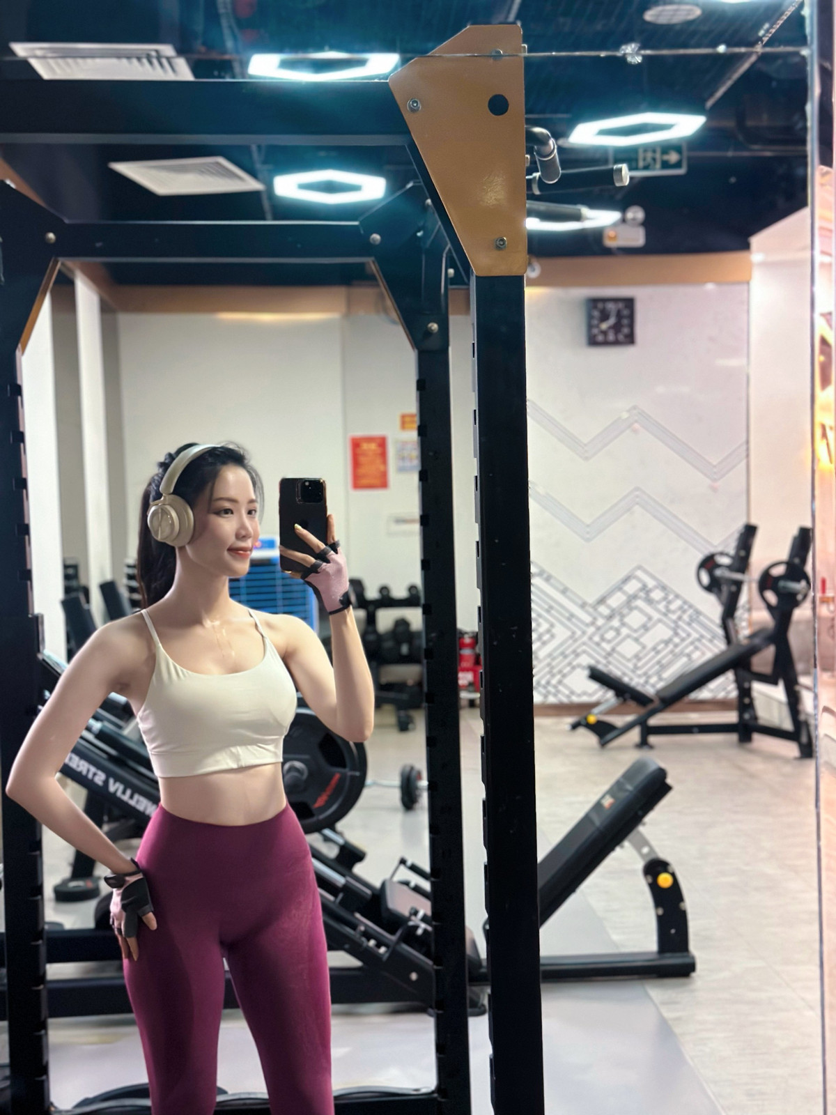 Khi không lên sóng, người đẹp 9X thường ăn mặc trẻ trung, thanh lịch, không kém phần gợi cảm.