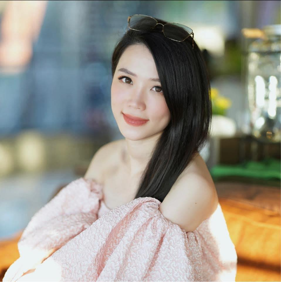 Trên trang cá nhân, BTV Hải Yến thường xuyên đăng những bộ hình nghệ thuật xinh đẹp, gợi cảm vừa đủ.