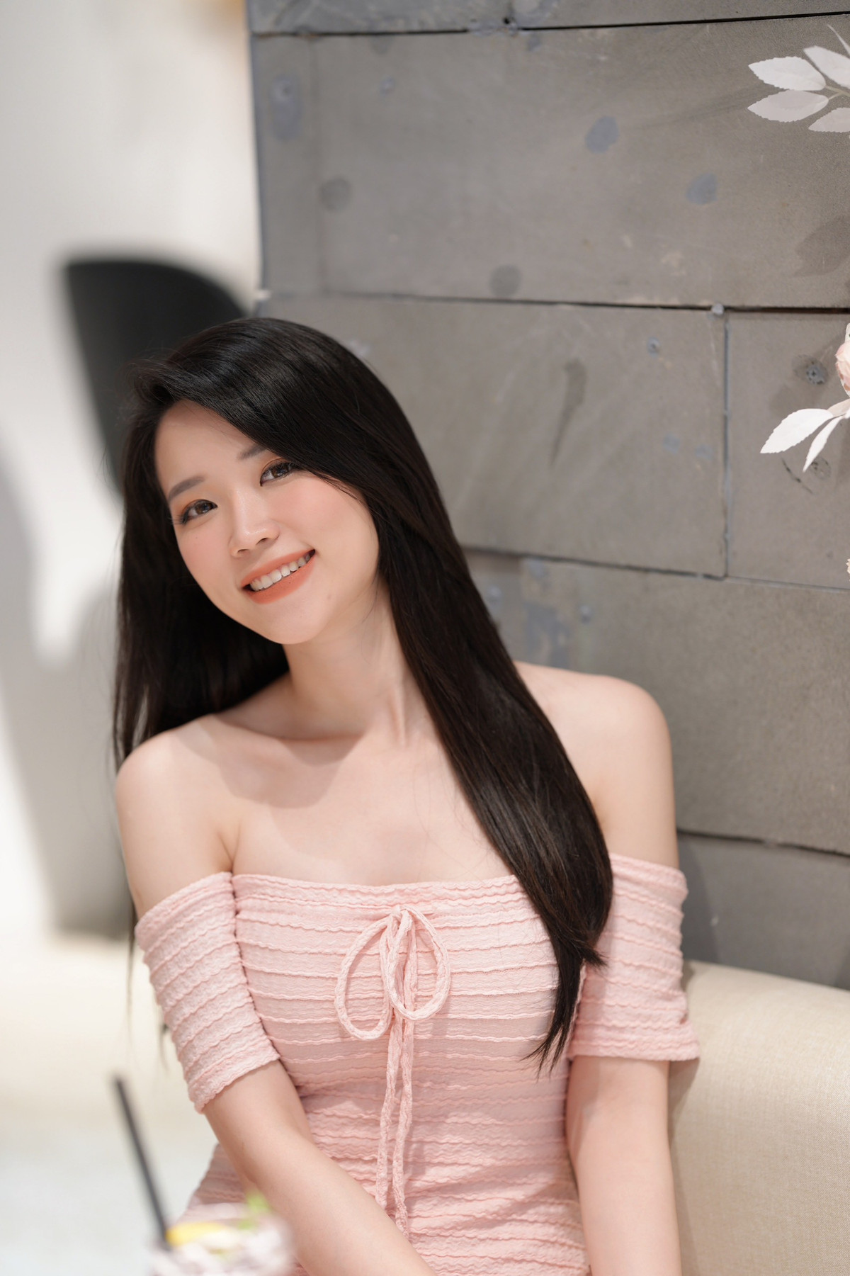 Cũng nhờ tập gym mà hiện tại tuy sở hữu cân nặng lên đến 60kg, cao 1m72 nhưng ngoại hình của nữ MC này trông rất thon thả, săn chắc.