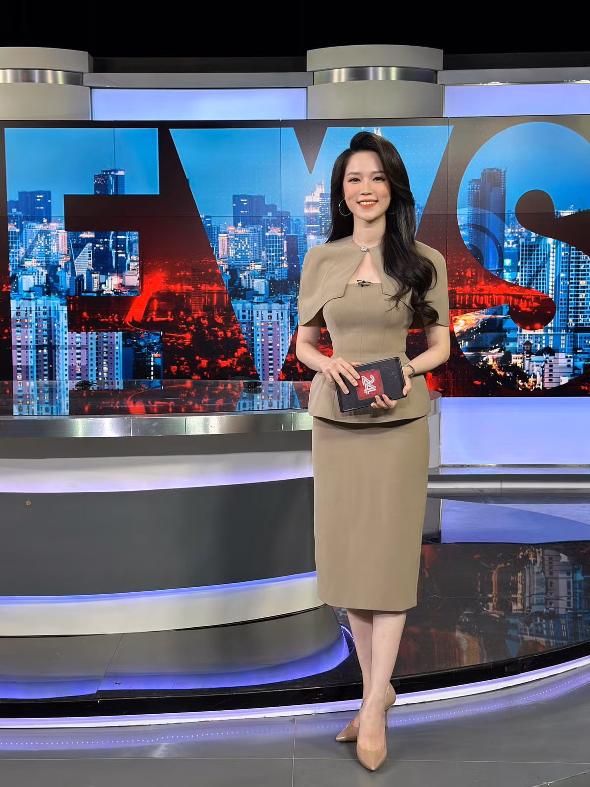 Nu MC Chuyen dong 24h dep cuon hut ngoai gio len song