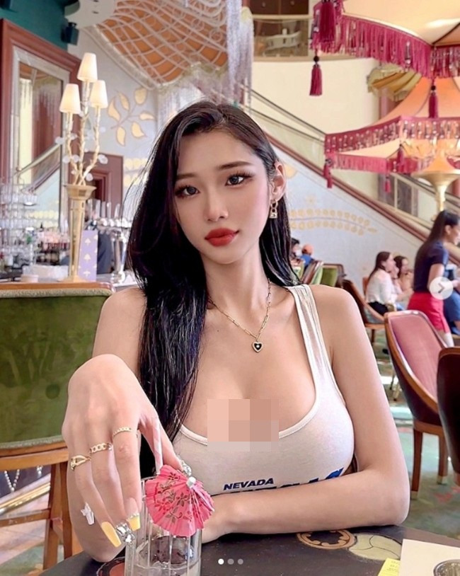 Không chỉ có khuôn mặt xinh đẹp, mái tóc bồng bềnh, thân hình đồng hồ cát của cô còn đẹp tuyệt mỹ.