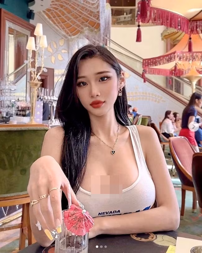 Không chỉ có khuôn mặt xinh đẹp, mái tóc bồng bềnh, thân hình đồng hồ cát của cô còn đẹp tuyệt mỹ.