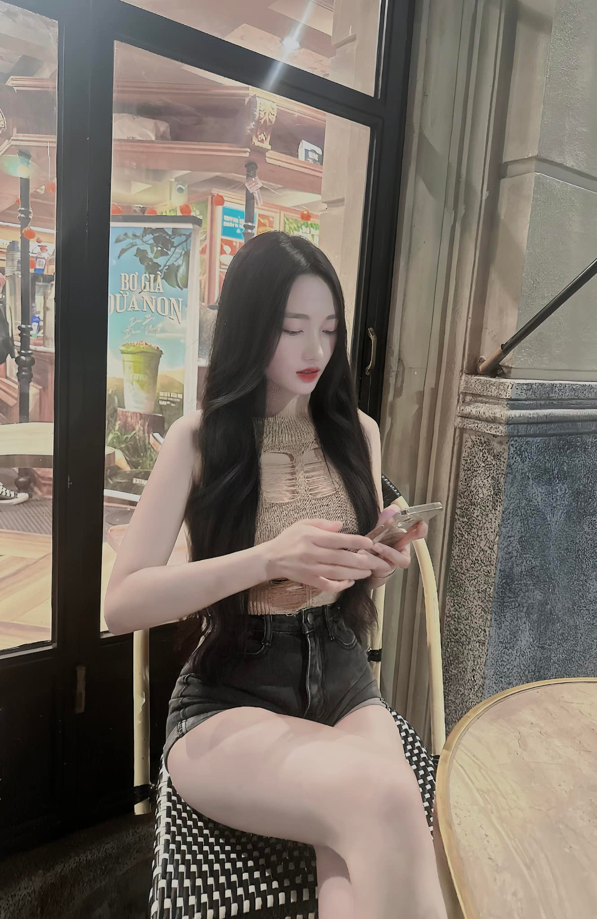 Dạ Thảo của hiện tại thì hoàn toàn khác, sở hữu vẻ đẹp chuẩn hot girl: làn da trắng nõn, đôi mắt to tròn, mũi thẳng, cằm V-line và mái tóc bồng bềnh.