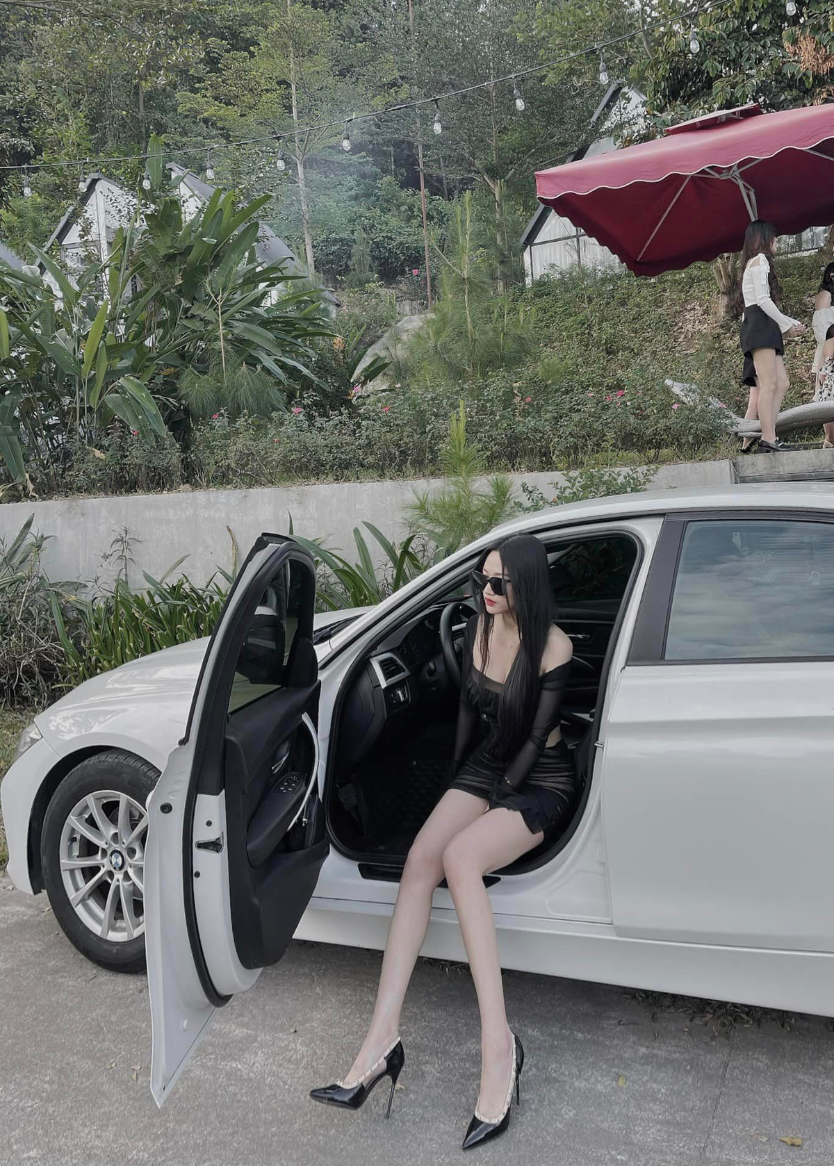 Người đẹp không ngần ngại đăng tải nhiều hình ảnh khoe thân hình gợi cảm, nóng bỏng lên MXH.