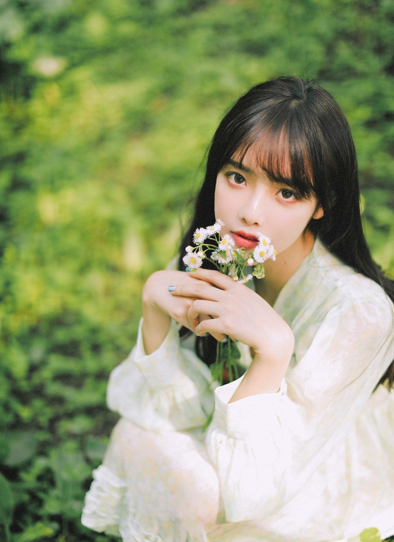 Thố Tử Nha tên thật là Chu Dung Quân, sinh năm 1993 ở Liễu Châu, Trung Quốc là " thánh nữ cover" nổi tiếng trên MXH TikTok xứ Trung.