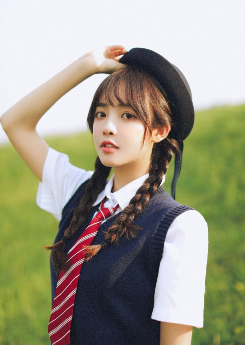 Thố Tử Nha còn gây ấn tượng nhờ gương mặt trẻ hơn tuổi thật. Đã có nhiều người nhầm tưởng rằng Thố Tử Nha chỉ mới là một cô nàng học sinh cấp 3, nhưng thực tế cô đã 30 tuổi.