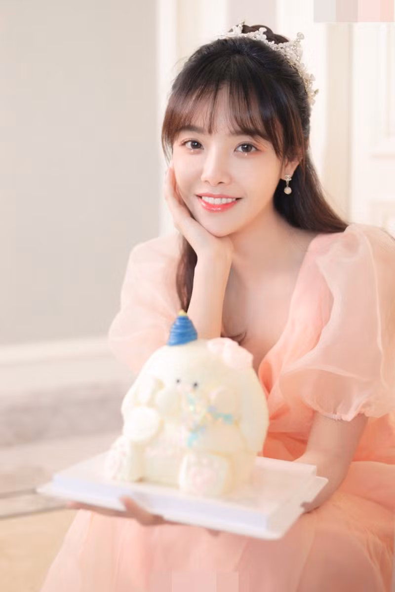 Từ sau khi bắt đầu nổi tiếng, cô gái trẻ liên tục được khán giả chú ý đến. Thố Tử Nha cũng dần dần chuyển sang đóng phim.