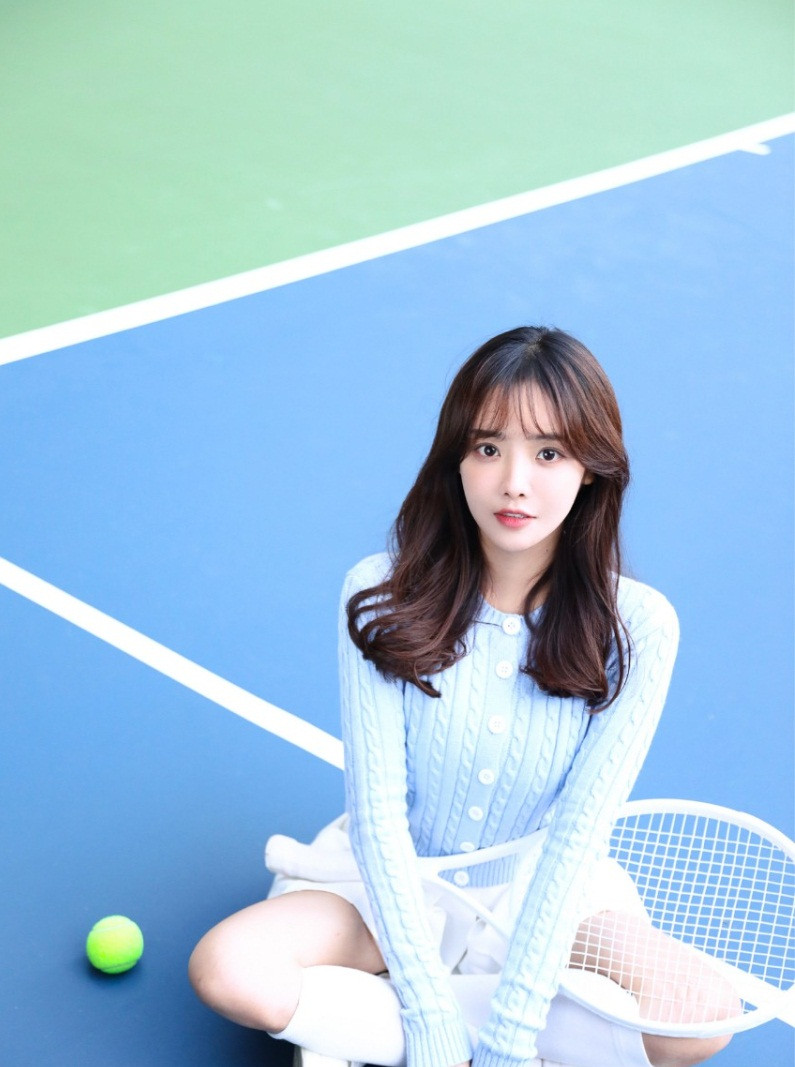 Cô thu hút mọi người bởi tài năng cover lại những bản nhạc Trung Quốc đình đám với chất giọng ngọt ngào, khuôn mặt khả ái.