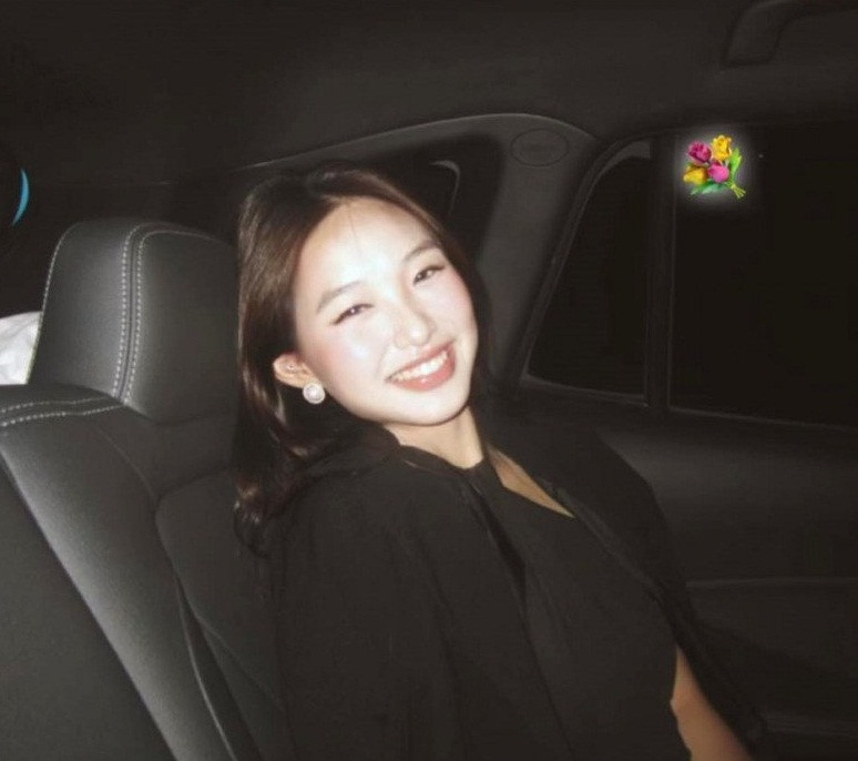 Mới đây, Huệ Anh khoe sắc trong màu ảnh phim. Cô trang điểm theo style nhẹ nhàng, buông xõa mái tóc mà đẹp như một giấc mơ.