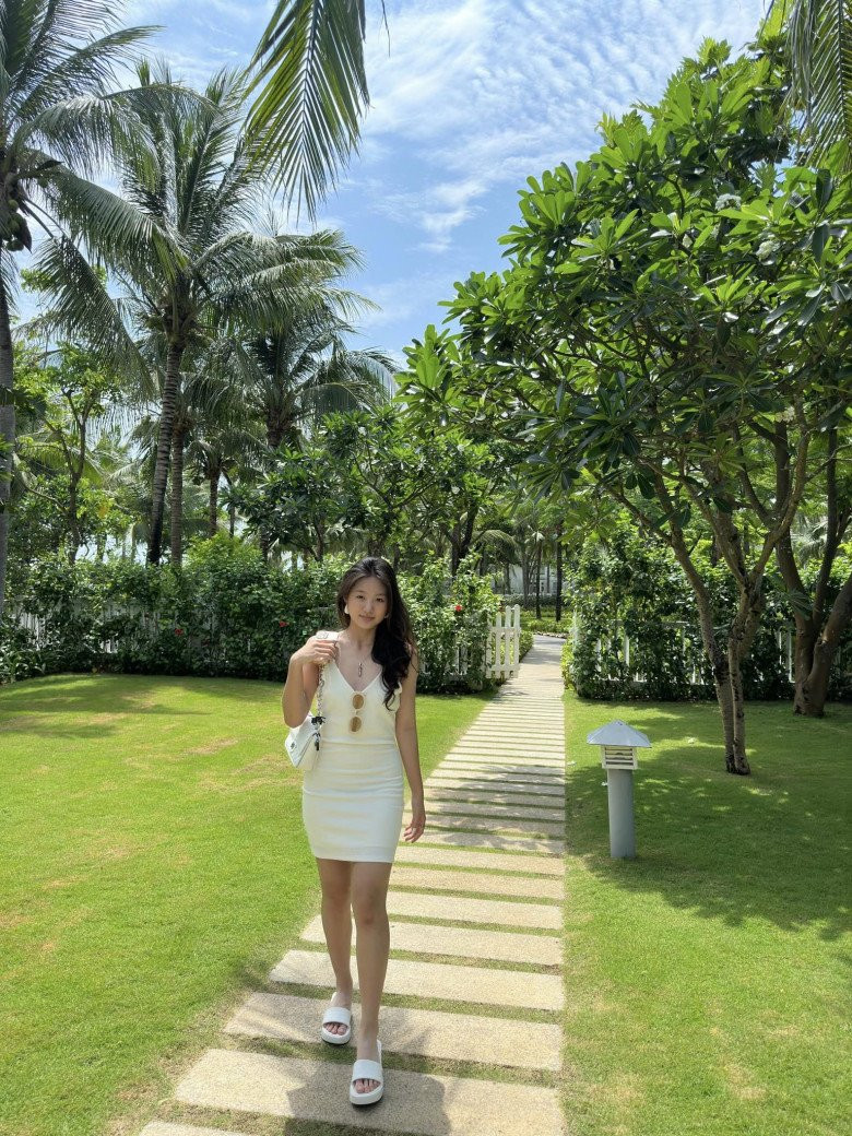 Huệ Anh không chỉ xinh đẹp, mà còn sở hữu thành tích học tập đáng nể, luôn nằm trong top cao của lớp và là niềm tự hào của Kim Huệ.