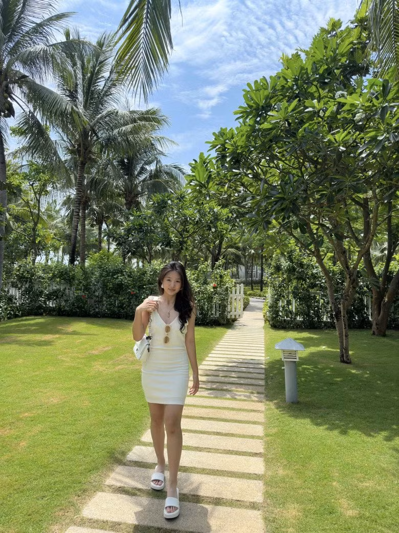 Huệ Anh không chỉ xinh đẹp, mà còn sở hữu thành tích học tập đáng nể, luôn nằm trong top cao của lớp và là niềm tự hào của Kim Huệ.