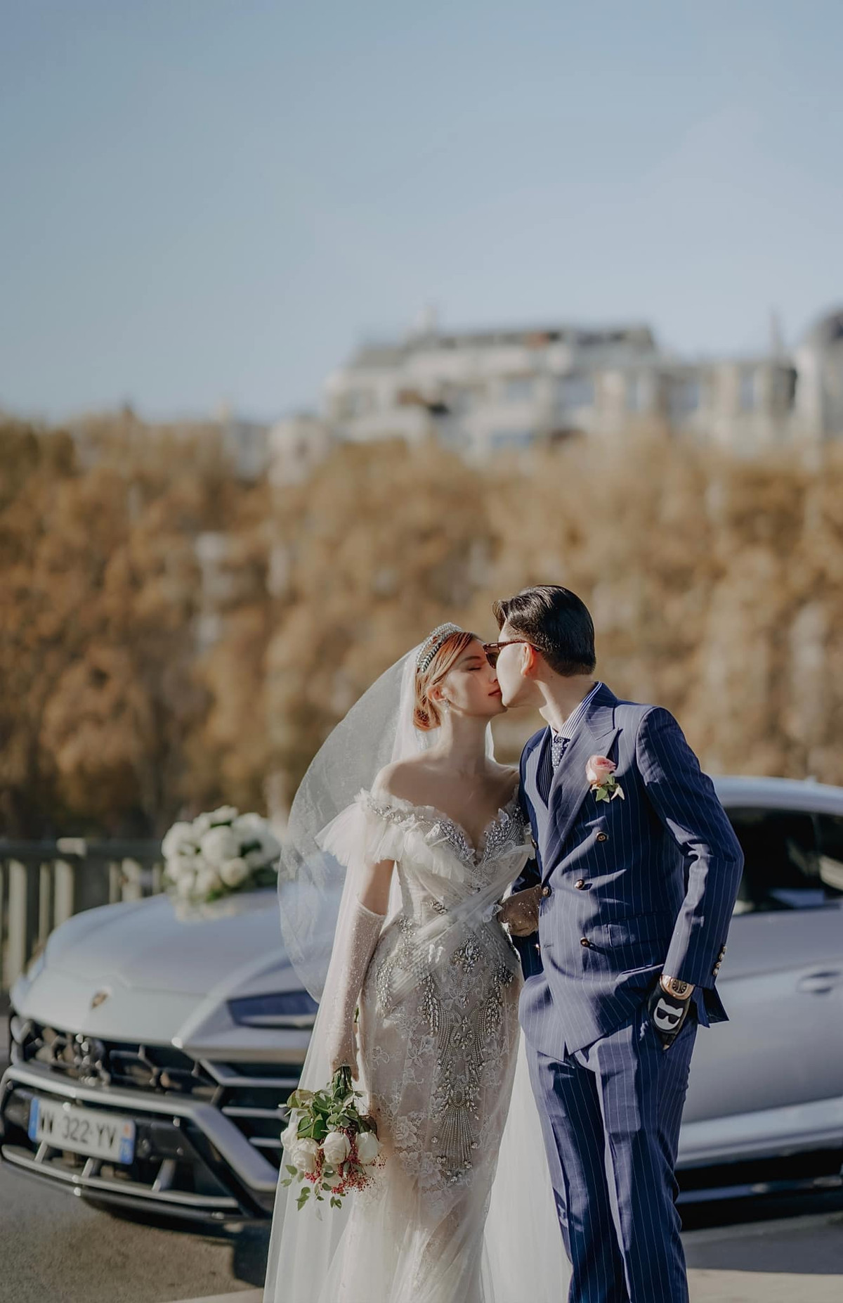 Hạnh Sino chia sẻ lên trang cá nhân: "Paris năm ấy cùng...". Đây là lần hiếm hoi, cô chia sẻ ảnh cùng chồng trên mạng xã hội.