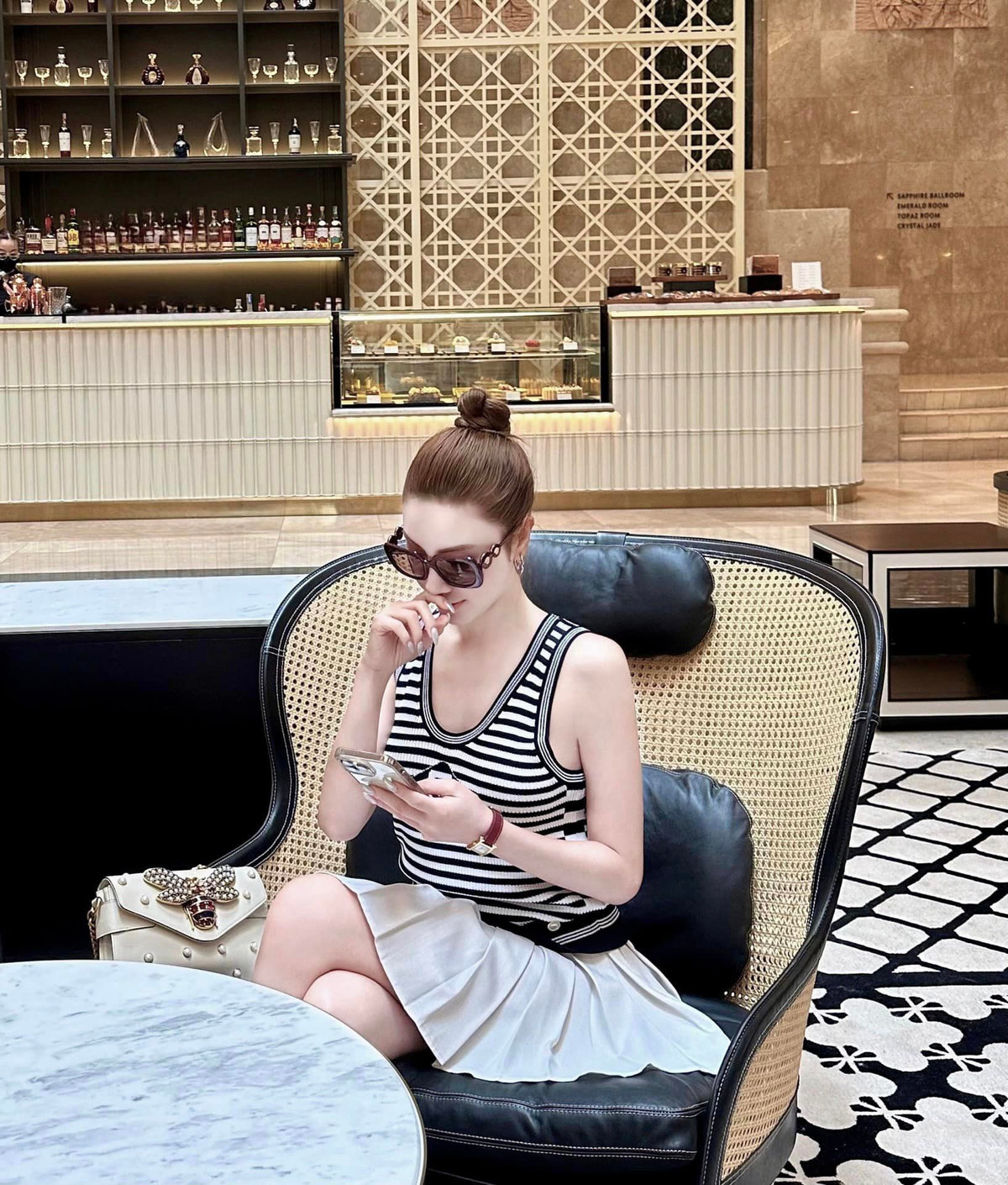 Hiện tại, Hạnh Sino nhiều lần lộ bụng bầu nhưng nữ ca sĩ vẫn chưa công khai.