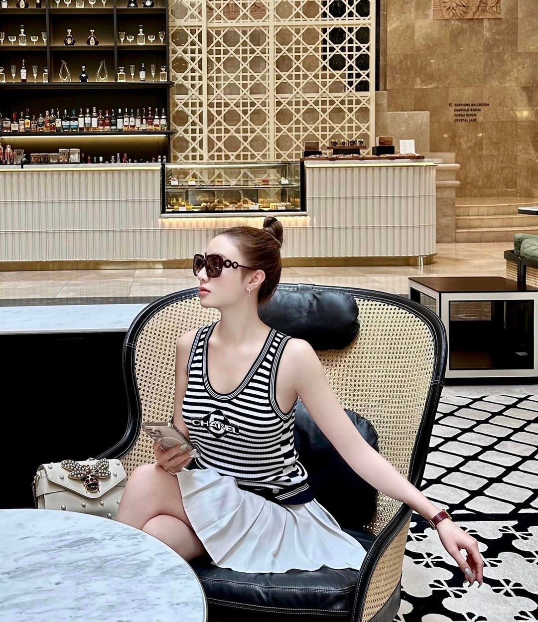 Tháng 12/2022, Hạnh Sino gây bất ngờ khi bí mật lên xe hoa với chồng doanh nhân. Dù về chung một nhà nhưng cô khá kín tiếng về chuyện đời tư và hiếm khi chia sẻ ông xã trên mạng xã hội.