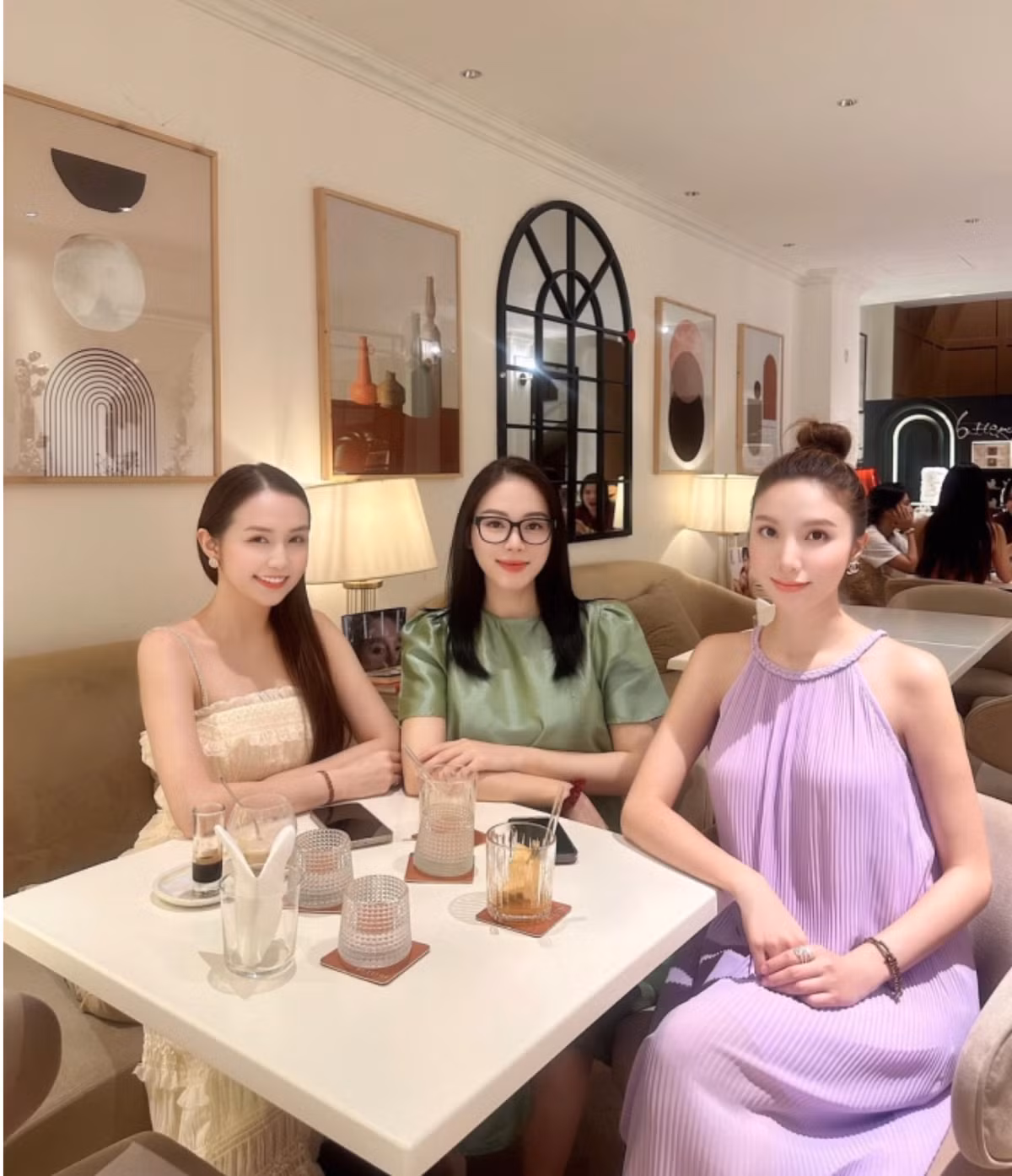 Bên cạnh việc được ông xã đại gia chăm sóc, Hạnh Sino cũng thường tụ hội bên hội bạn thân ăn uống, trò chuyện để tinh thần thoải mái nhất.