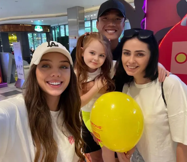 Ngoài mẹ vợ của Đoàn Văn Hậu, mẹ vợ Bùi Tiến Dũng cũng từng gây chú ý không kém cạnh về nhan sắc.