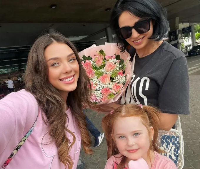 Trong những bức hình xuất hiện cùng các con, các cháu, mẹ vợ thủ môn Bùi Tiến Dũng nhiều lần "giật spotlight" bởi thân hình gợi cảm và mái tóc đen ấn tượng.