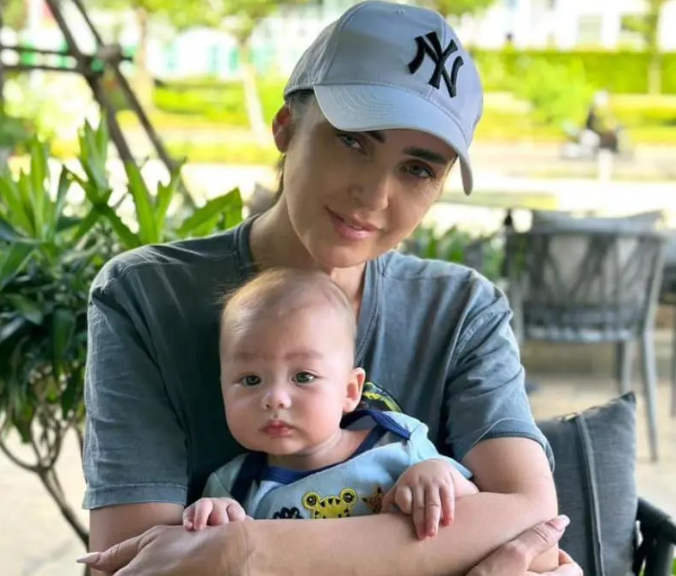 Mẹ Dianka Zakhidova có vóc dáng đẹp, được con gái khen là người phụ nữ "đẹp nhất thế giới".