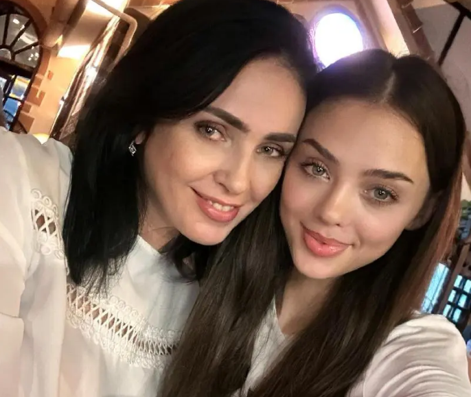 Bà hiếm khi chia sẻ hình ảnh cá nhân lên mạng xã hội nhưng thường xuất hiện qua ống kính của con gái và con rể.