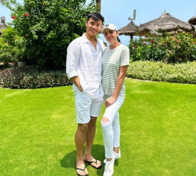 Dù đã trải qua 3 lần sinh nở nhưng dường như độ trẻ trung cũng như thần thái sang trọng của bà không thua kém gì các con.