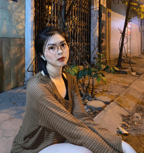 Nhờ tập luyện thể thao thường xuyên kết hợp cùng chế độ ăn uống lành mạnh, Đinh Thị Huyền Trang sở hữu chiều cao 1,70m, thân hình săn chắc với vòng eo thon gợi cảm