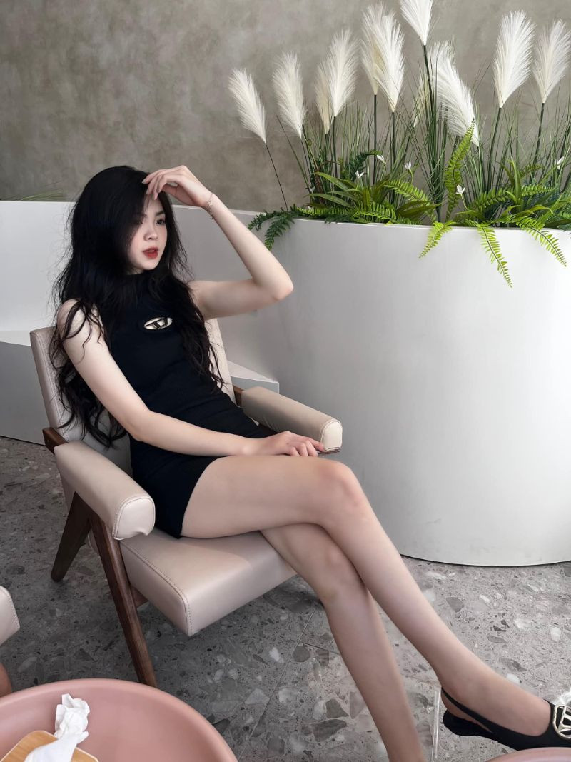 Cô gái người Nghệ An theo đuổi phong cách nhẹ nhàng, ngọt ngào nhưng cũng không kém phần khoẻ khoắn.