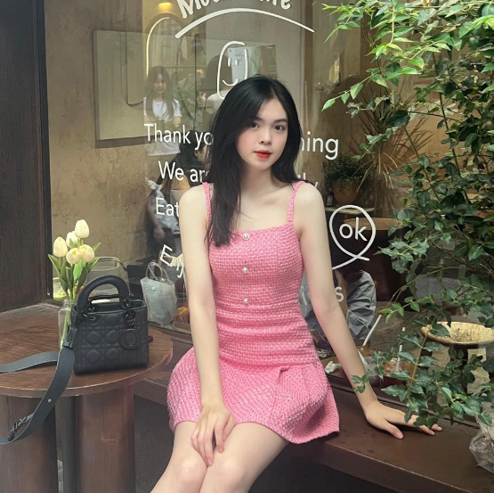 Hot girl bóng chuyền 19 tuổi ưa chuộng những bộ trang phục trẻ trung, nữ tính, phù hợp với lứa tuổi.