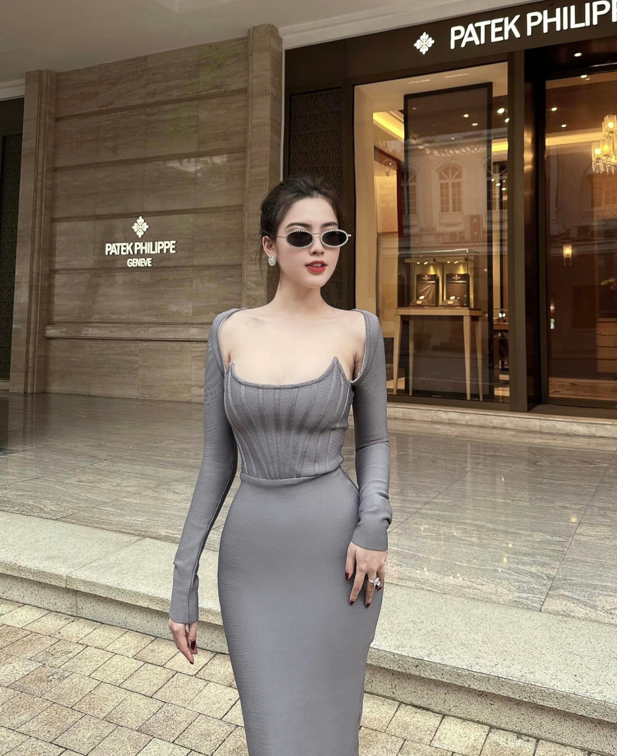 Đoan Nghi cao 1m65, số đo 3 vòng lần lượt là 86-57-95 (cm).