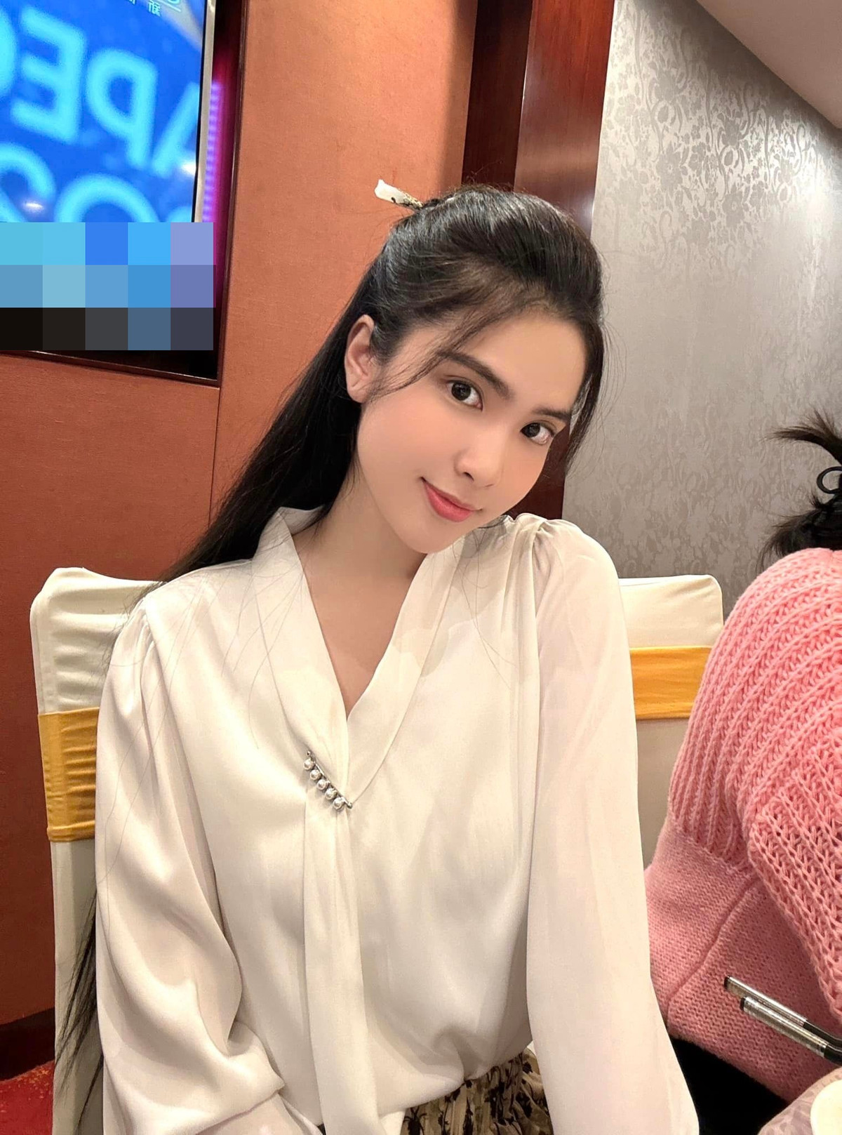 Có mẹ là người Trung Quốc và bố là người Việt Nam, Đoan Nghi sở hữu vẻ đẹp lai ấn tượng.