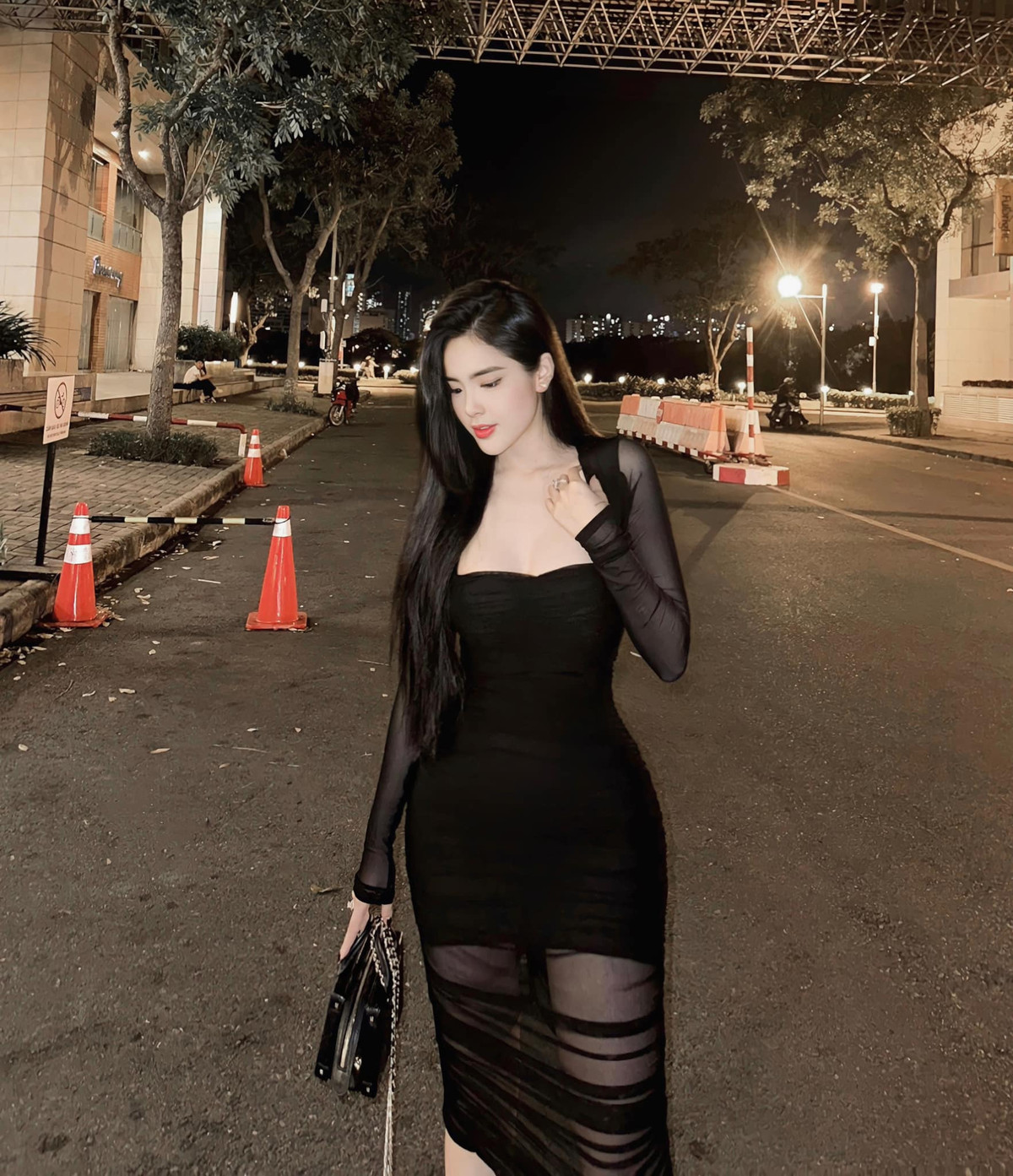 Đinh Triệu Đoan Nghi từng gây chú ý khi tiết lộ thu nhập của bản thân. Theo đó, có tháng cô kiếm được khoảng gần 100 triệu đồng từ các công việc người mẫu ảnh, quảng cáo, kinh doanh thời trang…Ảnh: FBNV