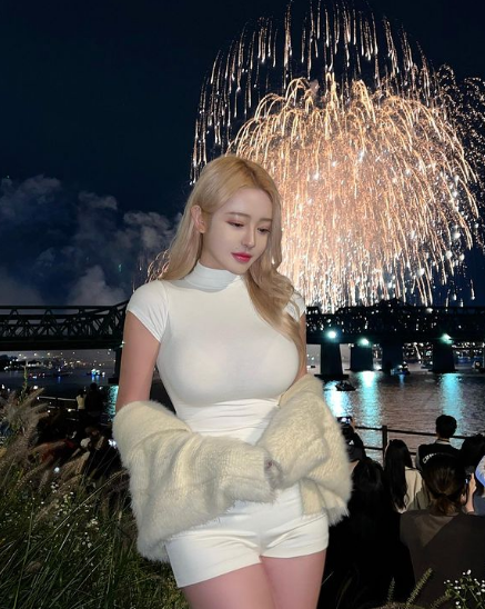 Được biết, gái xinh này còn sở hữu nhãn hàng thời trang riêng và cô chính là mẫu ảnh.