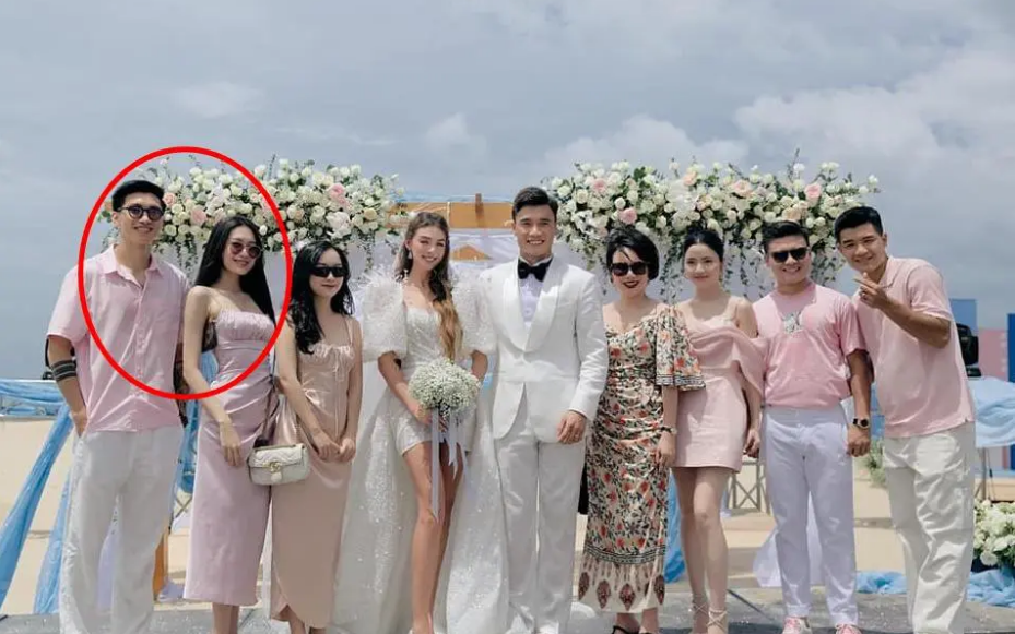Từ đám cưới của Hà Đức Chinh đến đám cưới của thủ môn Bùi Tiến Dũng, cặp đôi này cũng gây bão mạng vì visual trai xinh gái đẹp cùng mức độ tình tứ.