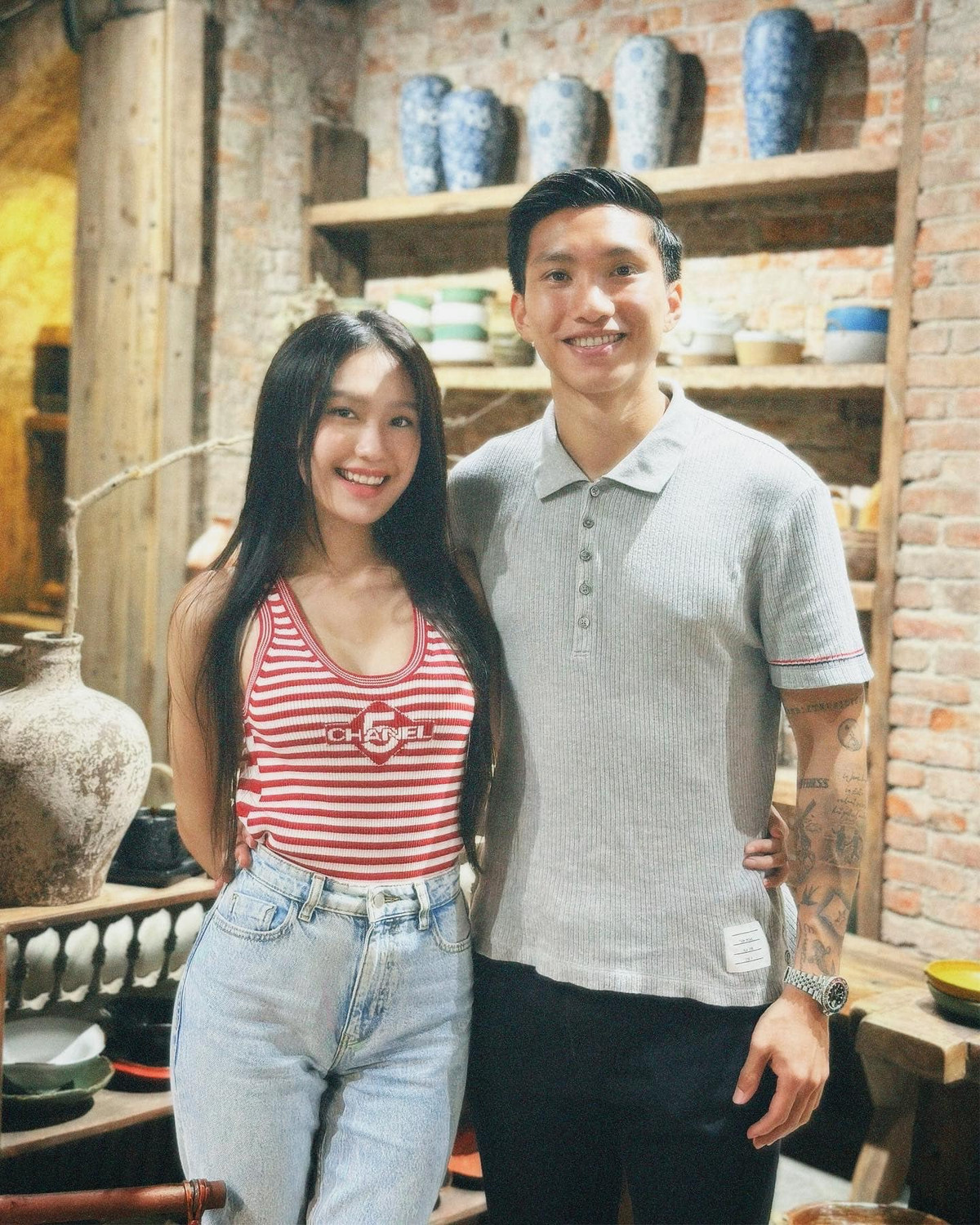 Những ngày qua, họ chụp ảnh cưới, gửi thiệp đến người thân, bạn bè, đồng nghiệp.