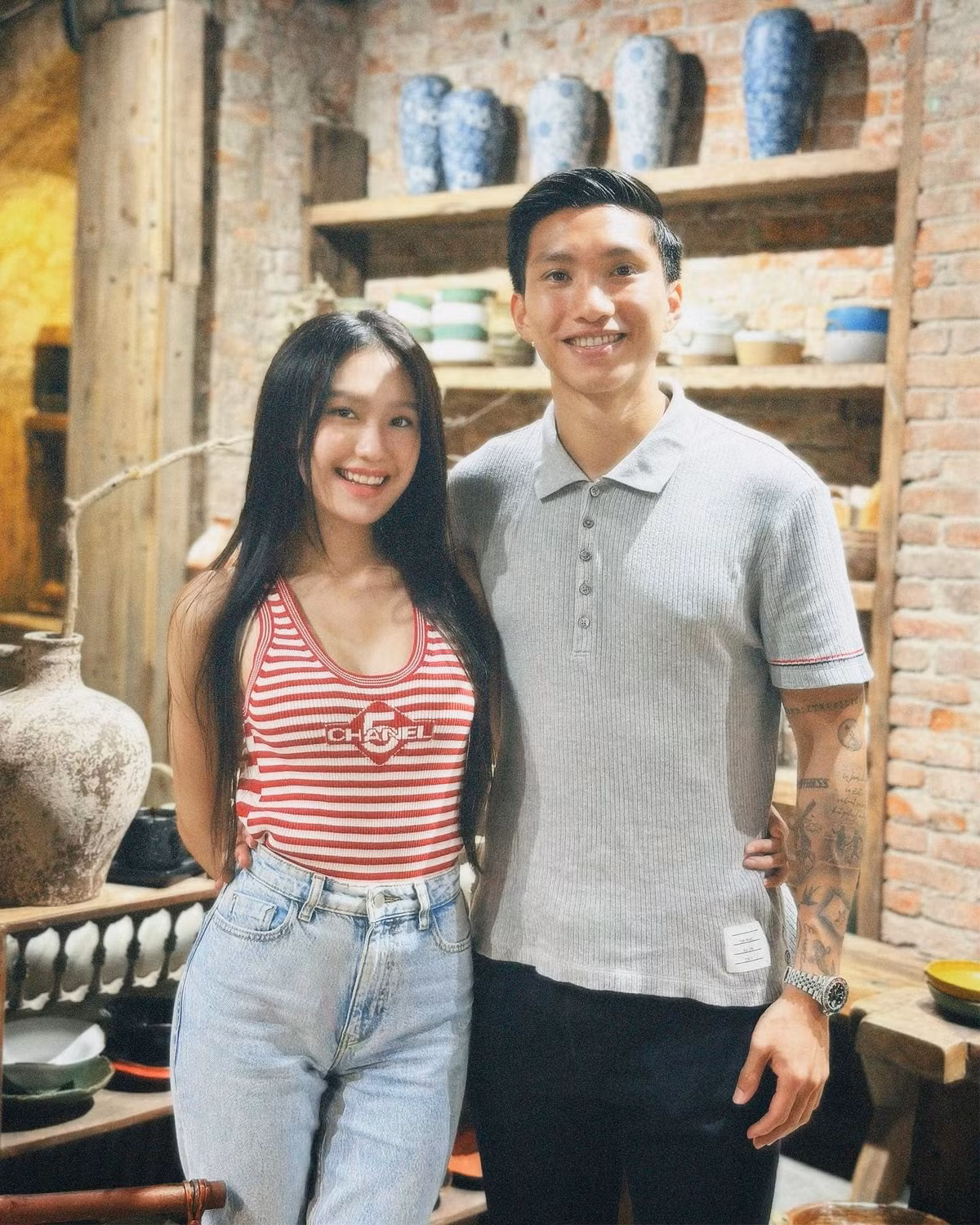 Những ngày qua, họ chụp ảnh cưới, gửi thiệp đến người thân, bạn bè, đồng nghiệp.