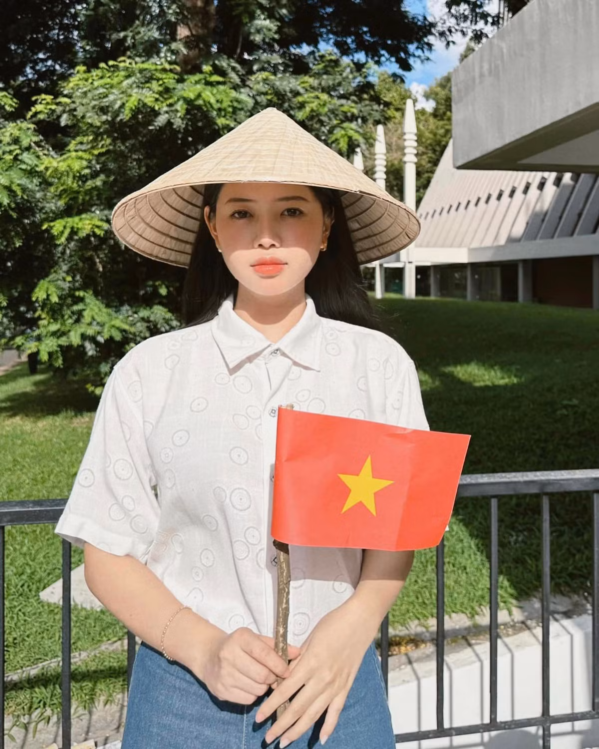 Trà Giang sở hữu gương mặt khả ái và vóc dáng thon gọn.