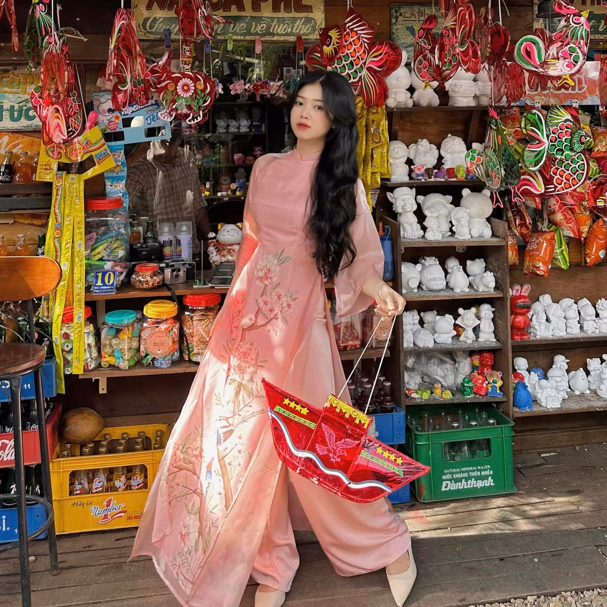 Không chỉ có gu thời trang độc đáo, Trà Giang khi bỏ khẩu trang ra còn nhận được rất nhiều lời khen ngợi bởi nhan sắc xinh đẹp.