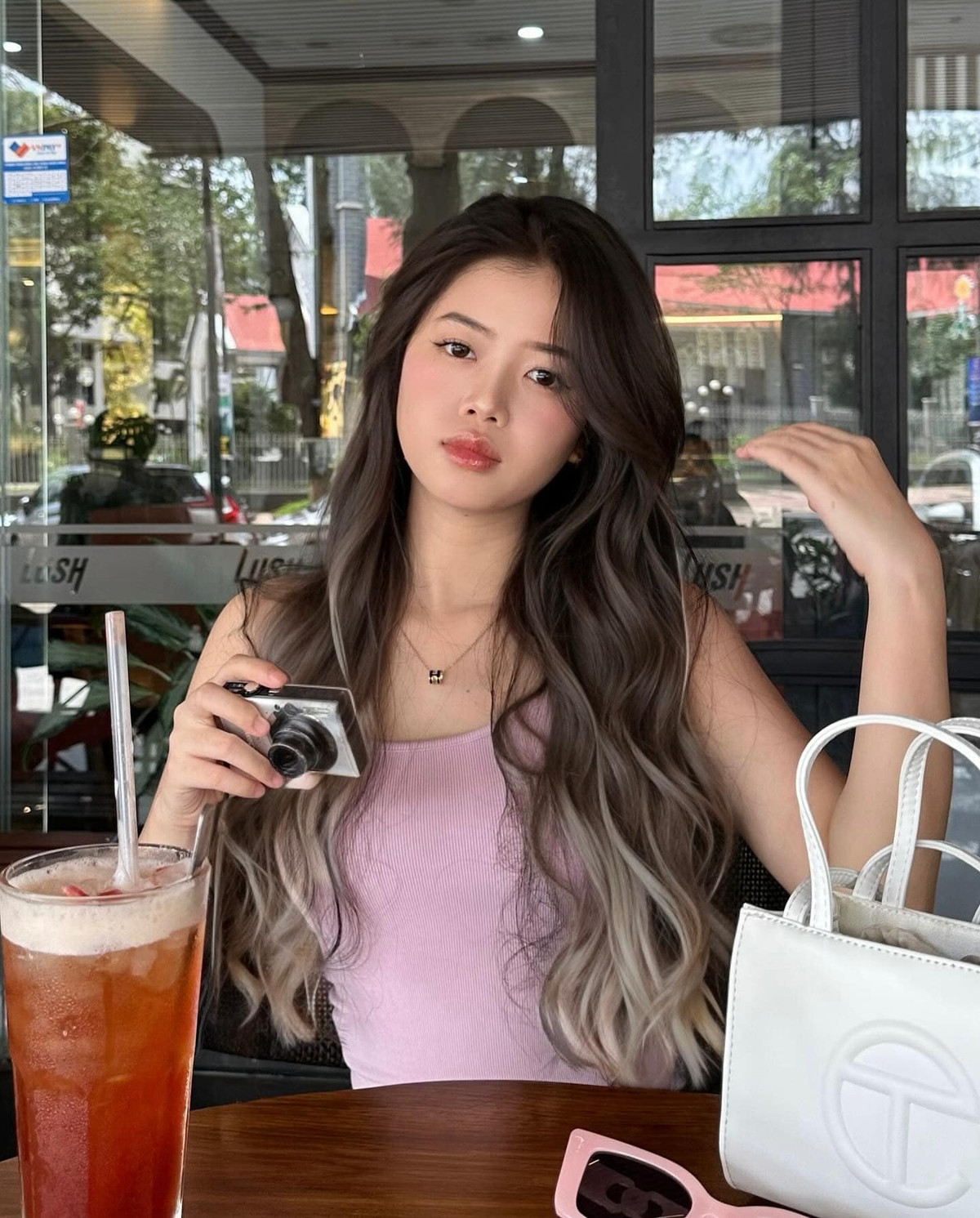 Những bộ trang phục mà cô giáo trẻ này mặc lên lớp đều toát lên được sự tinh tế, sang trọng.