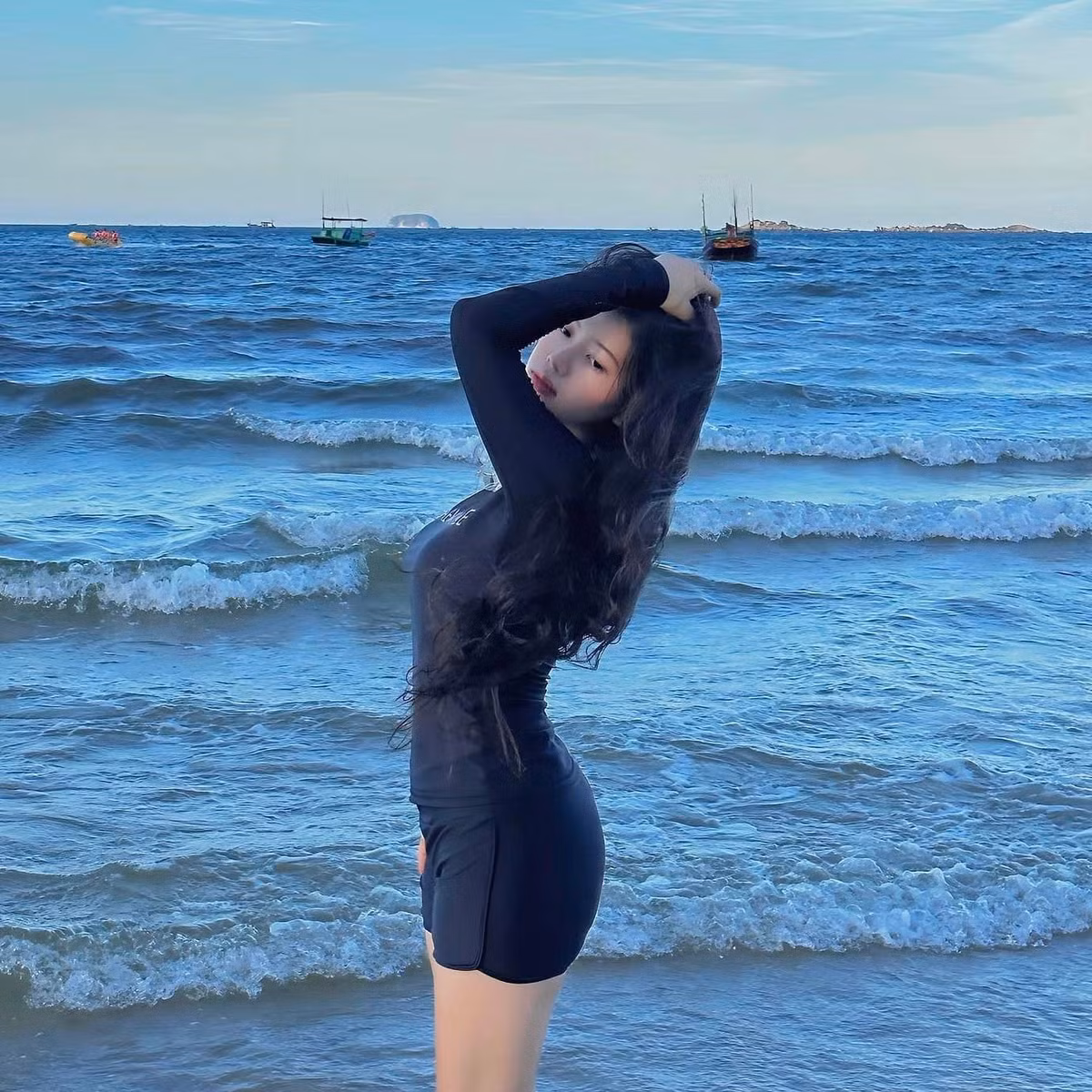 Rời bục giảng, cô nàng có gu thời trang gợi cảm và quyến rũ.