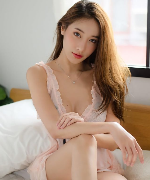 Thân hình mảnh mai cùng đôi chân nuột nà giúp Mook Pichana trở nên hấp dẫn muôn phần trong mọi khoảnh khắc.