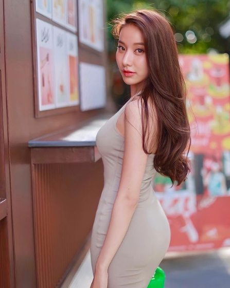 Mook Pichana không ngần ngại khoe dáng trong những bộ trang phục gợi cảm, quyến rũ.