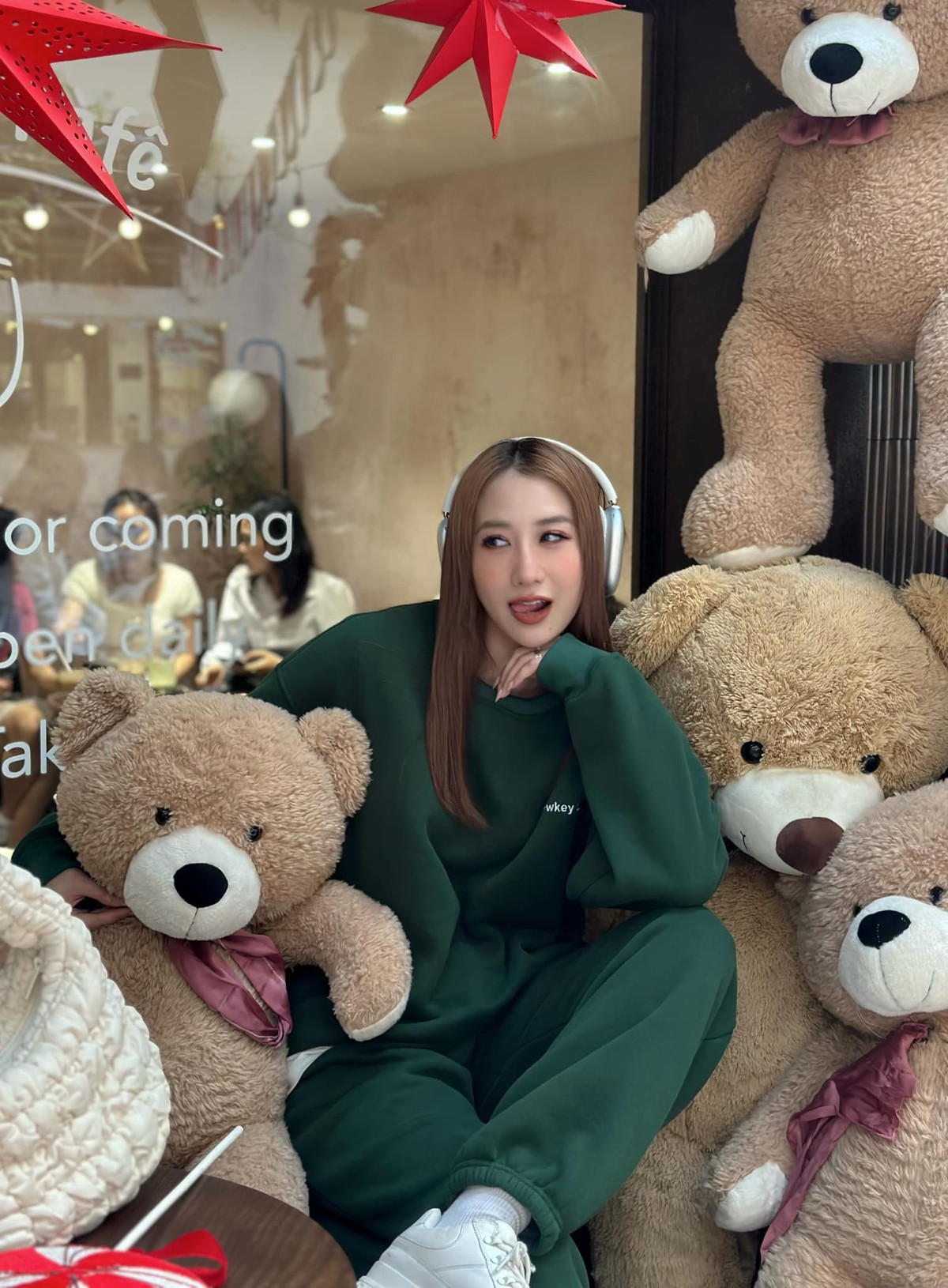 Dưới phần bình luận cư dân mạng hết lời khen ngợi cho sắc vóc của nàng hot girl, không ít người cho rằng cô nàng hợp lấy chồng.