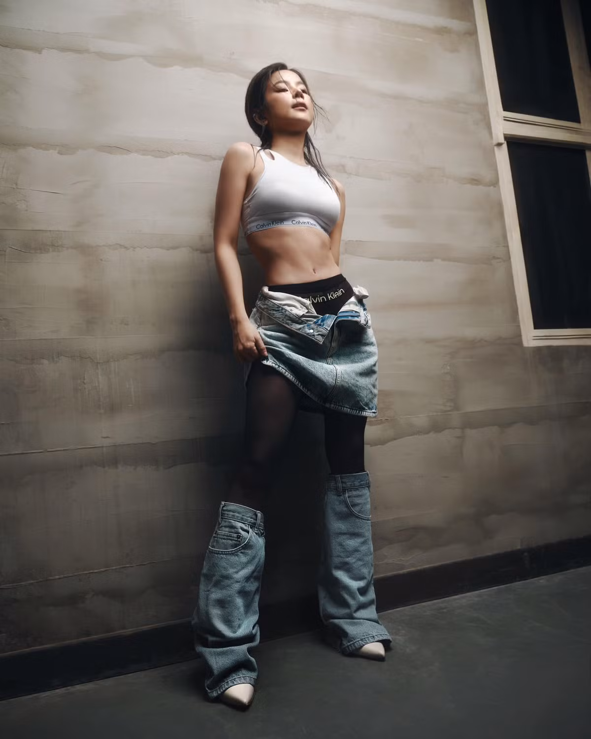 Nhờ nhan sắc xinh đẹp tựa búp bê cùng phong cách thời trang ấn tượng, cô từng đạt giải Hoa khôi DJ Đà Nẵng.