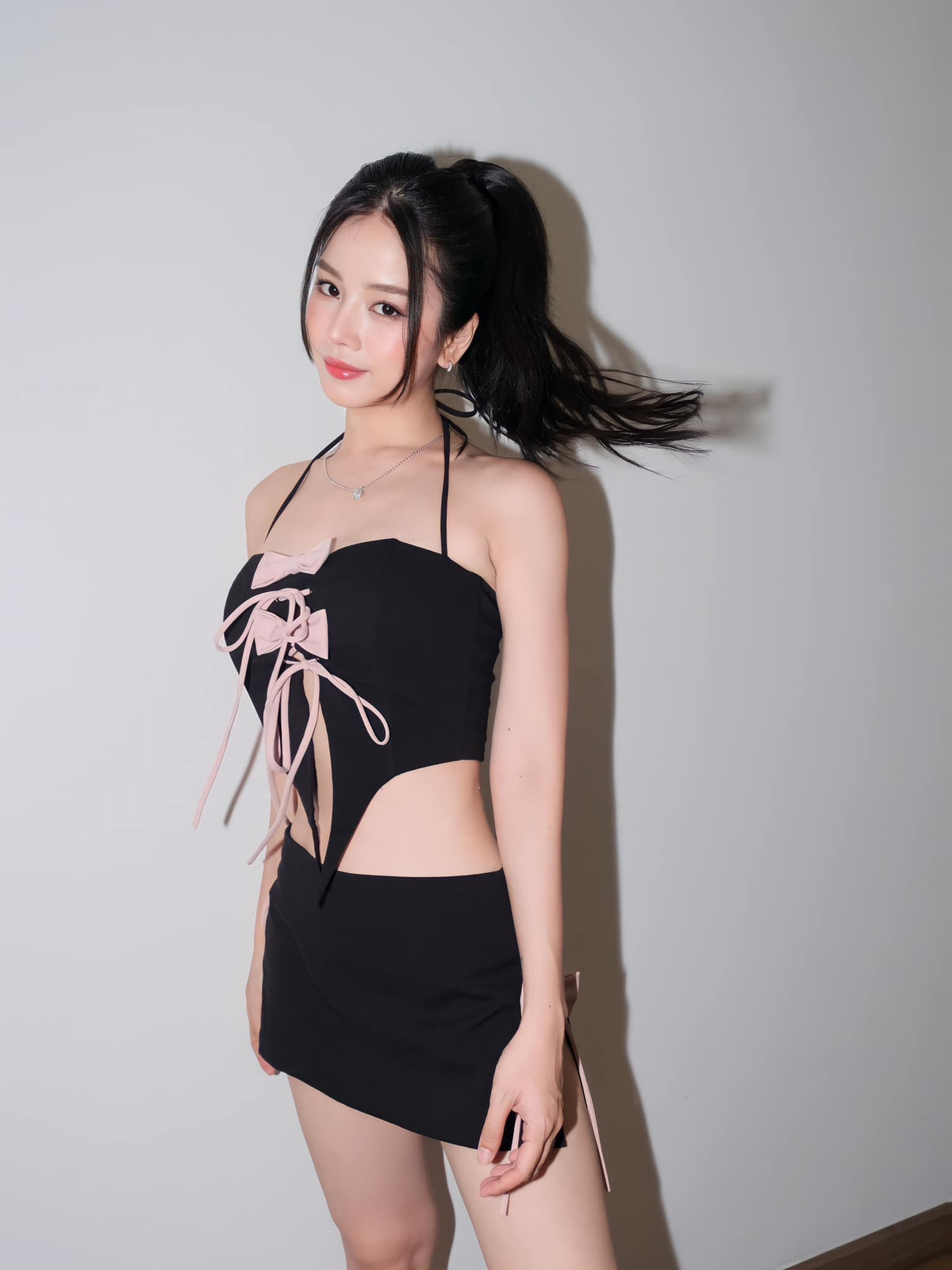 DJ Mie khá chăm chỉ làm mới bản thân bằng việc thay đổi nhiều màu tóc khác nhau và biến hóa đa dạng phong cách thời trang.