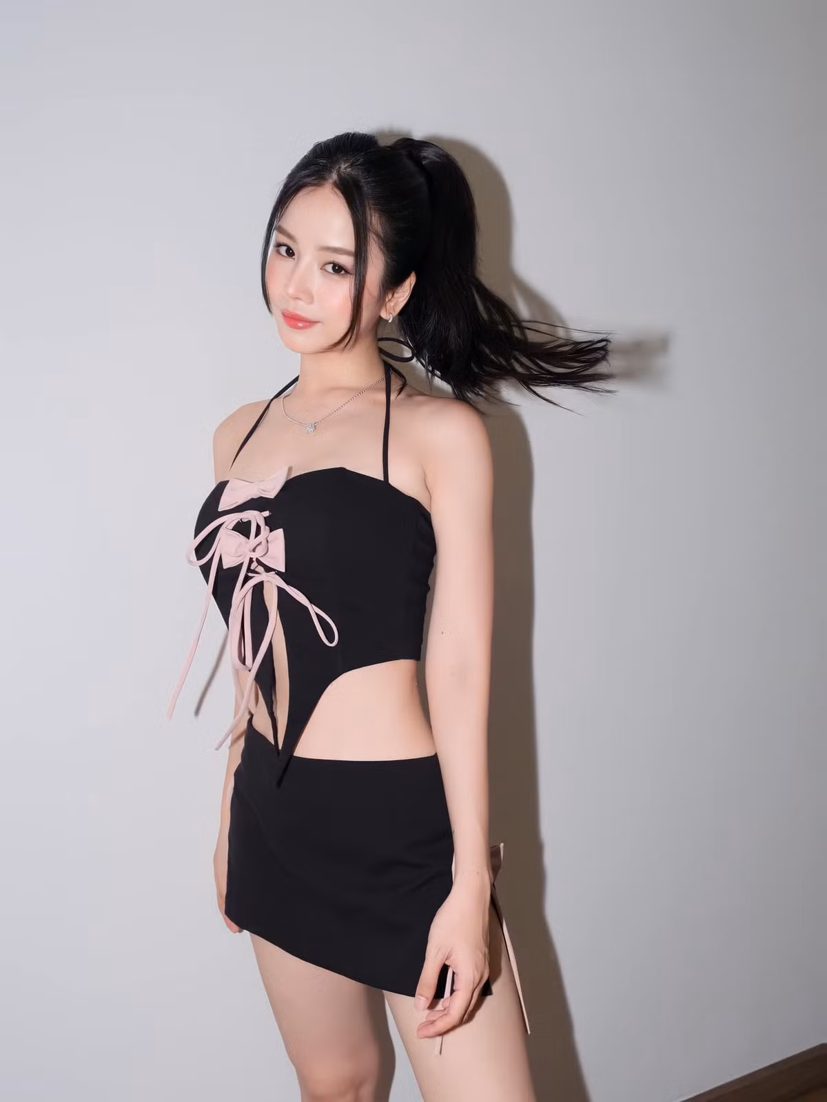 DJ Mie khá chăm chỉ làm mới bản thân bằng việc thay đổi nhiều màu tóc khác nhau và biến hóa đa dạng phong cách thời trang.