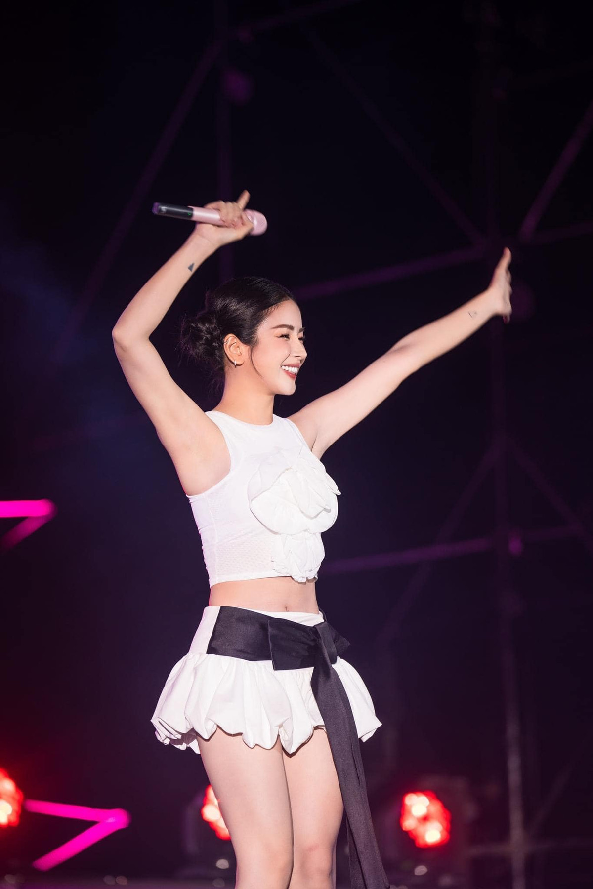 Với thân hình mảnh mai, cô nàng không ngại diện những trang phục gợi cảm, bó sát cơ thể.