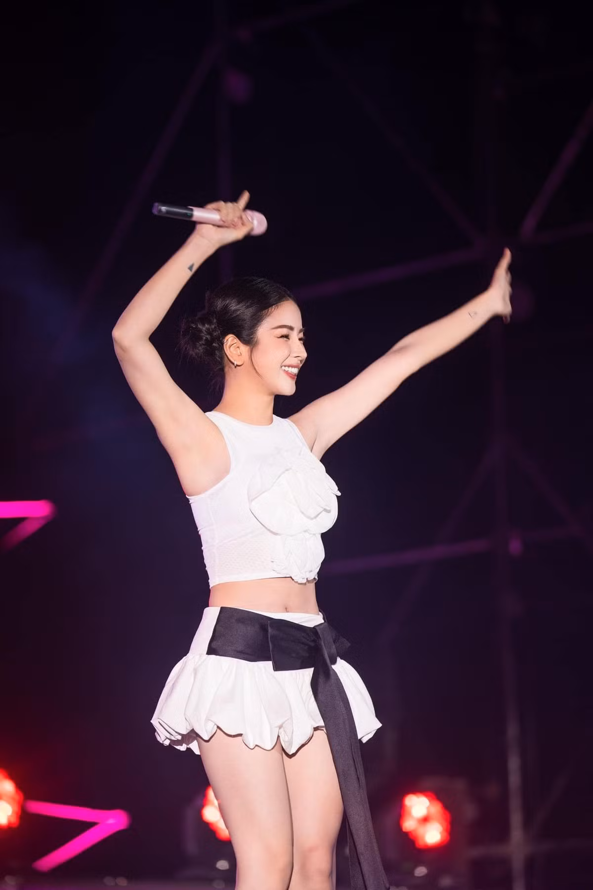 Với thân hình mảnh mai, cô nàng không ngại diện những trang phục gợi cảm, bó sát cơ thể.