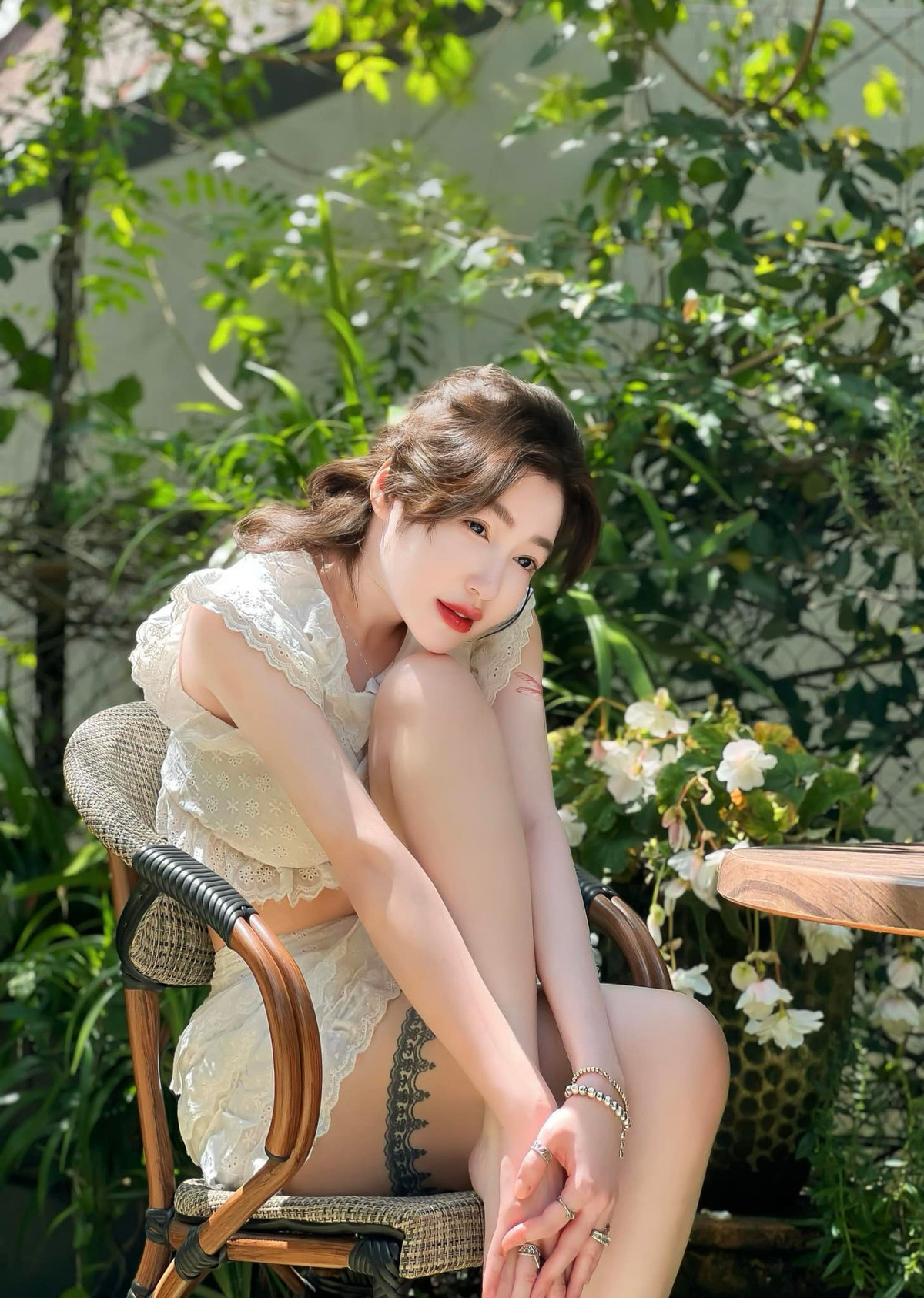 Giờ đây, khi đã là mẹ của 2 nhóc tỳ, cô vẫn giữ vững phong độ biểu tượng gợi cảm của showbiz Việt.